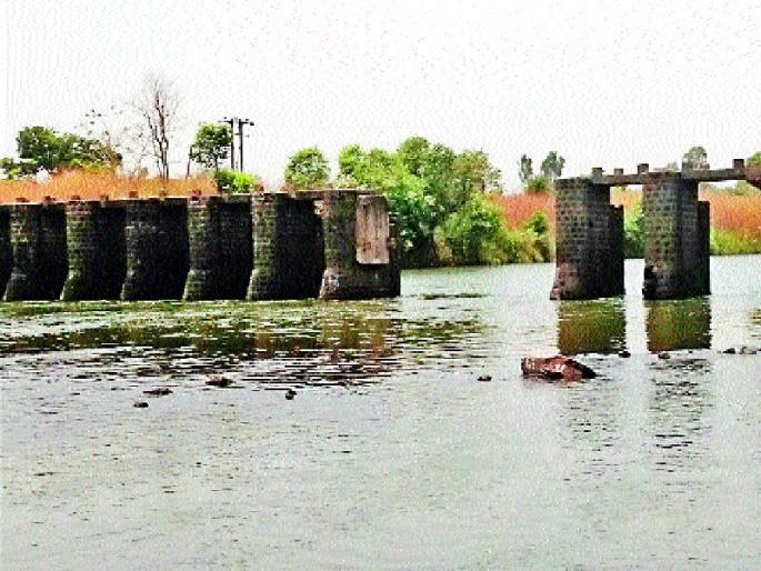  Neerah bunds stemmed | नीरा नदीवरील बंधारे निखळले