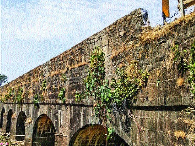 The british bridge over the highway fell, the danger of accidents | महामार्गावरील ब्रिटिशकालीन पुलाला पडल्या भेगा, अपघाताचा धोका  The british bridge over the highway fell, the danger of accidents | महामार्गावरील ब्रिटिशकालीन पुलाला पडल्या भेगा, अपघाताचा धोका