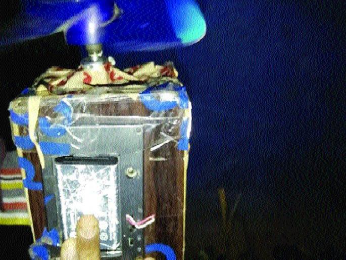 Removal of machine from scrap material made from Tushar, relief to people suffering from weightlifting | तुषारने बनवले भंगार वस्तूंपासून मशीन, भारनियमनाने त्रस्त झालेल्या ग्रामीण भागातील नागरिकांना दिलासा Removal of machine from scrap material made from Tushar, relief to people suffering from weightlifting | तुषारने बनवले भंगार वस्तूंपासून मशीन, भारनियमनाने त्रस्त झालेल्या ग्रामीण भागातील नागरिकांना दिलासा