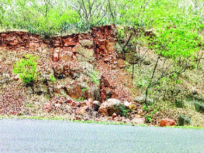 Khed Ghat News | खेड घाटात पहिल्याच पावसात दरडी निखळल्या Khed Ghat News | खेड घाटात पहिल्याच पावसात दरडी निखळल्या