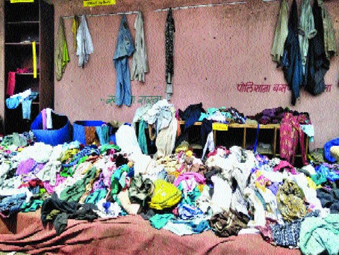 The wall of humanity News | माणुसकीच्या भिंतीची दुरवस्था, मालाडमधील प्रकार  The wall of humanity News | माणुसकीच्या भिंतीची दुरवस्था, मालाडमधील प्रकार