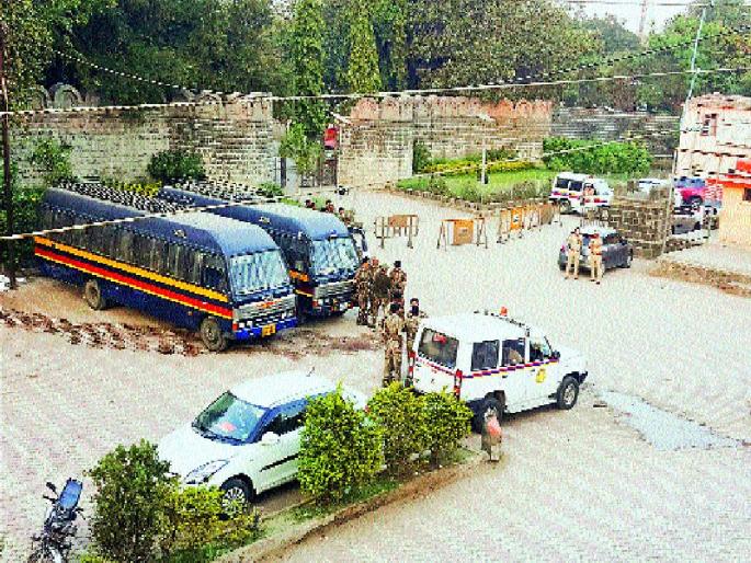 Vadhu Budruk is lodged with a fierce police settlement, a crime of 27 people | वढू बुद्रुकला कडेकोठ पोलीस बंदोबस्त, २७ जणांवर गुन्हा Vadhu Budruk is lodged with a fierce police settlement, a crime of 27 people | वढू बुद्रुकला कडेकोठ पोलीस बंदोबस्त, २७ जणांवर गुन्हा