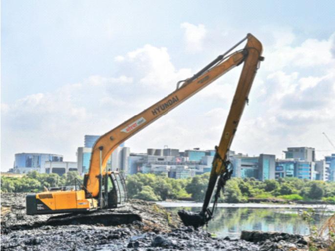 Contractors only get paid for the sludge, 33 percent reduction in pre-monsoon drain cleaning target; No measurement of plastic, floating waste | कंत्राटदारांना केवळ गाळाचेच पैसे,मान्सूनपूर्व नालेसफाईच्या उद्दिष्टात ३३ टक्क्यांची घट; प्लास्टिक, तरंगत्या कचऱ्याचे मोजमाप नाही Contractors only get paid for the sludge, 33 percent reduction in pre-monsoon drain cleaning target; No measurement of plastic, floating waste | कंत्राटदारांना केवळ गाळाचेच पैसे,मान्सूनपूर्व नालेसफाईच्या उद्दिष्टात ३३ टक्क्यांची घट; प्लास्टिक, तरंगत्या कचऱ्याचे मोजमाप नाही