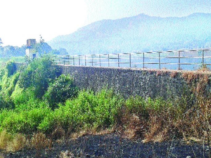 The plight of the pilgrims, the fear of the citizen, the loss of life if the dam is damaged | पळसदरी धरणाला तडे, नागरिक भयभीत, धरण फुटल्यास जीवितहानी होण्याची शक्यता  The plight of the pilgrims, the fear of the citizen, the loss of life if the dam is damaged | पळसदरी धरणाला तडे, नागरिक भयभीत, धरण फुटल्यास जीवितहानी होण्याची शक्यता