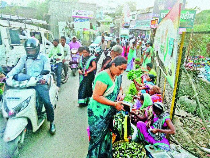 After the action of encroachment, the situation was like that! The traffic plan of the city council is also on paper | अतिक्रमण कारवाईनंतरही परिस्थिती जैैसे थे! नगर परिषदेचा वाहतूक आराखडाही कागदावरच  After the action of encroachment, the situation was like that! The traffic plan of the city council is also on paper | अतिक्रमण कारवाईनंतरही परिस्थिती जैैसे थे! नगर परिषदेचा वाहतूक आराखडाही कागदावरच
