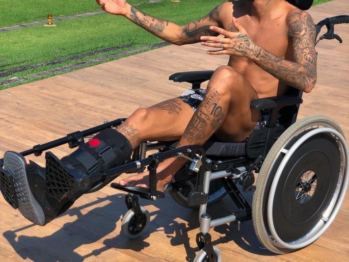 Neymar is in criticism; Paying tribute to Stephen Hawking 'like this' | नेयमार ठरतोय टीकेचा धनी; स्टीफन हॉकिंग यांना ' अशी ' श्रद्धांजली देणे भोवले Neymar is in criticism; Paying tribute to Stephen Hawking 'like this' | नेयमार ठरतोय टीकेचा धनी; स्टीफन हॉकिंग यांना ' अशी ' श्रद्धांजली देणे भोवले
