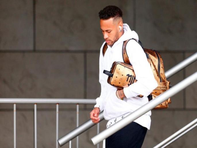 FIFA Football World Cup 2018: What are the Neymar's Golden Bags? | FIFA Football World Cup 2018 : नेमारच्या गोल्डन बॅगमध्ये दडलयं काय? FIFA Football World Cup 2018: What are the Neymar's Golden Bags? | FIFA Football World Cup 2018 : नेमारच्या गोल्डन बॅगमध्ये दडलयं काय?