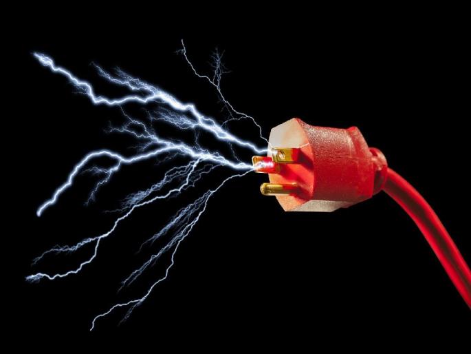 Woman dies of electrocution while pouring water into cooler | कूलरमध्ये पाणी टाकताना विजेचा धक्का, महिलेचा मृत्यू Woman dies of electrocution while pouring water into cooler | कूलरमध्ये पाणी टाकताना विजेचा धक्का, महिलेचा मृत्यू