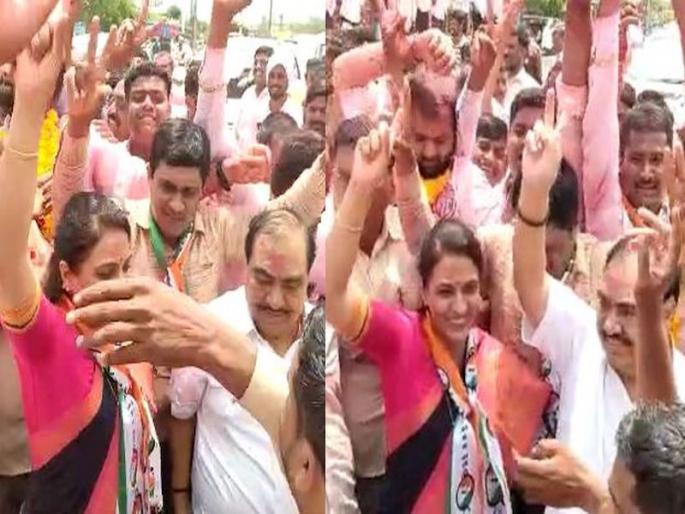 NCP MLA Eknath Khadse and daughter Rohini Khadse Dance With activists after win the election in jalgaon, watch Video | एकनाथ खडसे अन् कन्या रोहिणी खडसेंनी विजयी मिरवणुकीत धरला ठेका, पाहा Video NCP MLA Eknath Khadse and daughter Rohini Khadse Dance With activists after win the election in jalgaon, watch Video | एकनाथ खडसे अन् कन्या रोहिणी खडसेंनी विजयी मिरवणुकीत धरला ठेका, पाहा Video