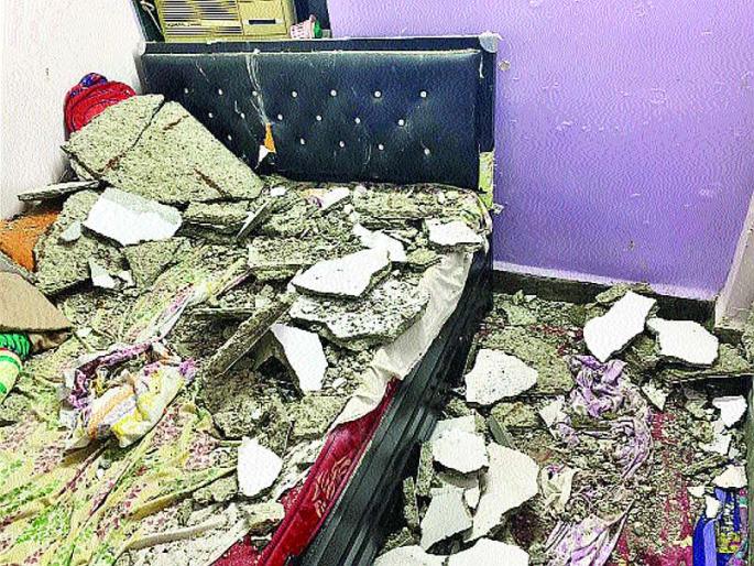 The plaster of the slabs collapsed in the seaweed | सीवूडमध्ये स्लॅबचे प्लॅस्टर कोसळले The plaster of the slabs collapsed in the seaweed | सीवूडमध्ये स्लॅबचे प्लॅस्टर कोसळले