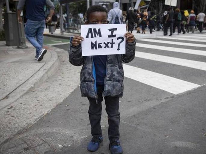 Violence in America out of control; 17,000 security personnel deployed on roads | अमेरिकेतील हिंसाचार नियंत्रणाबाहेर; 17 हजार सुरक्षा सैनिक रस्त्यांवर तैनात Violence in America out of control; 17,000 security personnel deployed on roads | अमेरिकेतील हिंसाचार नियंत्रणाबाहेर; 17 हजार सुरक्षा सैनिक रस्त्यांवर तैनात