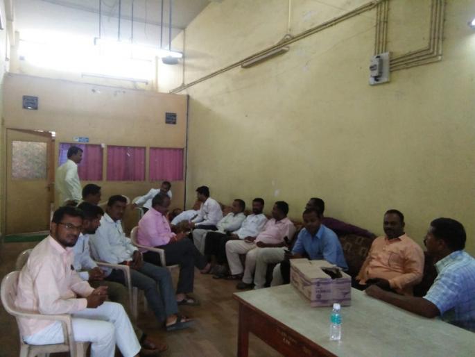 Mahaaghadi's stance at the office of Co-operative sub-registrar: avoiding action on the city market committee | सहकार उपनिबंधकाच्या कार्यालयातच महाआघाडीचा ठिय्या : नगर बाजार समितीवर कारवाईची टाळाटाळ Mahaaghadi's stance at the office of Co-operative sub-registrar: avoiding action on the city market committee | सहकार उपनिबंधकाच्या कार्यालयातच महाआघाडीचा ठिय्या : नगर बाजार समितीवर कारवाईची टाळाटाळ