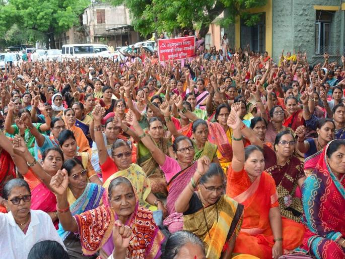 Give anganwadi workers the status of government employees, the movement at the Zilla Parishad | अंगणवाडीसेविकांना शासकीय कर्मचाऱ्याचा दर्जा द्या, आंदोलनाने जिल्हा परिषद दणाणले Give anganwadi workers the status of government employees, the movement at the Zilla Parishad | अंगणवाडीसेविकांना शासकीय कर्मचाऱ्याचा दर्जा द्या, आंदोलनाने जिल्हा परिषद दणाणले