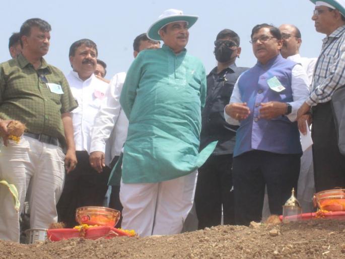 Gadkari was relieved to see water in the field during the summer | भर उन्हाळ्यात शेततळ्यात पाणी पाहुन सुखावले गडकरी Gadkari was relieved to see water in the field during the summer | भर उन्हाळ्यात शेततळ्यात पाणी पाहुन सुखावले गडकरी