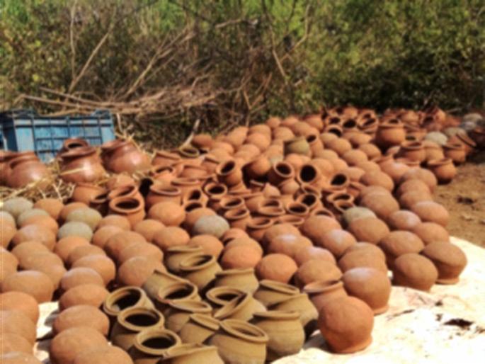 Almost all of the professionals to make traditional suds | पारंपरिक सुगडी बनविण्यासाठी व्यावसायिकांची लगबग Almost all of the professionals to make traditional suds | पारंपरिक सुगडी बनविण्यासाठी व्यावसायिकांची लगबग