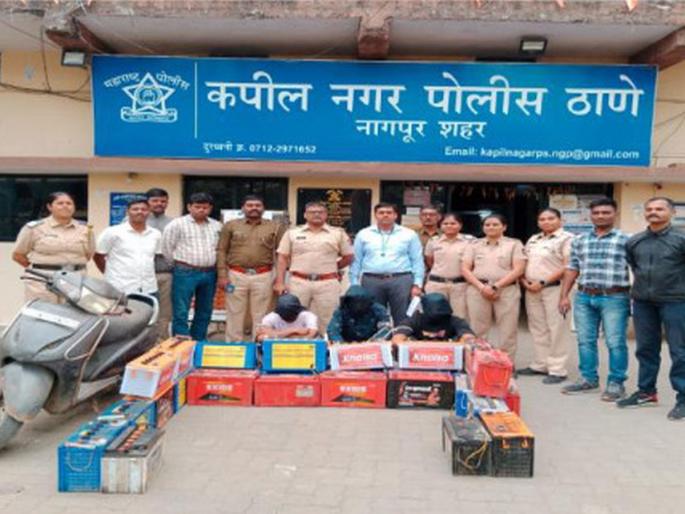 Nagpur: Police shock e-rickshaw battery thieves, gang arrested | Nagpur: ई-रिक्षाच्या बॅटरीचोरट्यांना पोलिसांचा शॉक, टोळीला केली अटक Nagpur: Police shock e-rickshaw battery thieves, gang arrested | Nagpur: ई-रिक्षाच्या बॅटरीचोरट्यांना पोलिसांचा शॉक, टोळीला केली अटक
