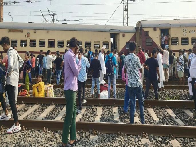 Funding of thousands of crores, railway officials in a different tone; Danger for lives of passengers | हजारो कोटींचा निधी, रेल्वे अधिकारी वेगळ्याच तोऱ्यात; प्रवाशांचे जीव राम भरोसे Funding of thousands of crores, railway officials in a different tone; Danger for lives of passengers | हजारो कोटींचा निधी, रेल्वे अधिकारी वेगळ्याच तोऱ्यात; प्रवाशांचे जीव राम भरोसे