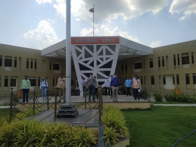 Municipal employees protest with black ribbons! | नगरपरिषद कर्मचाऱ्यांतर्फे काळया फिती लावून निषेध Municipal employees protest with black ribbons! | नगरपरिषद कर्मचाऱ्यांतर्फे काळया फिती लावून निषेध