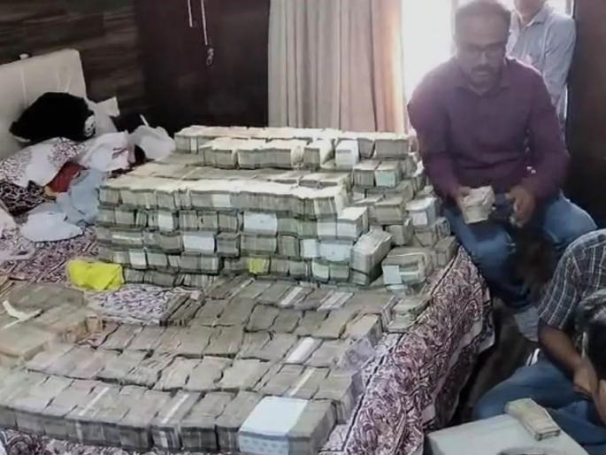 Cash of ₹ 18 crore found with bookie! Online game bust: 15 kg gold, 200 kg silver seized | बुकीकडे सापडली ₹१८ कोटींची रोकड! ऑनलाइन गेमचा विळखा : १५ किलो सोने, २०० किलो चांदी जप्त Cash of ₹ 18 crore found with bookie! Online game bust: 15 kg gold, 200 kg silver seized | बुकीकडे सापडली ₹१८ कोटींची रोकड! ऑनलाइन गेमचा विळखा : १५ किलो सोने, २०० किलो चांदी जप्त