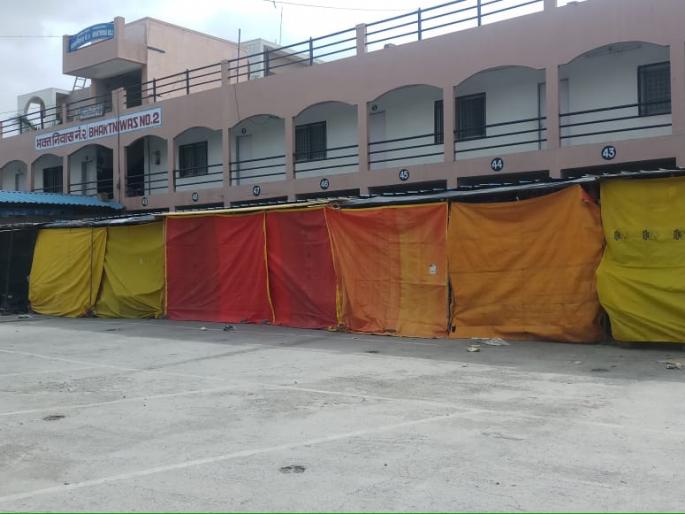 The closure of the Shaneshwar Temple premises for the first time | शनैश्वर देवस्थानचे गाळे प्रथमच बंद The closure of the Shaneshwar Temple premises for the first time | शनैश्वर देवस्थानचे गाळे प्रथमच बंद