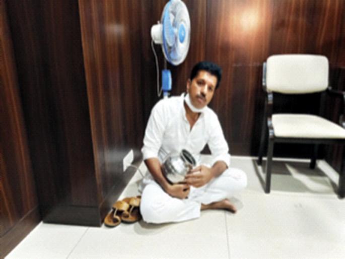 Corporator's agitation for water | पाण्यासाठी नगरसेवकाचे आंदोलन