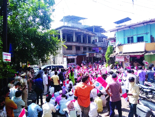Movement of project victims in Nagothanya | नागोठण्यात प्रकल्पग्रस्तांचे आंदोलन Movement of project victims in Nagothanya | नागोठण्यात प्रकल्पग्रस्तांचे आंदोलन