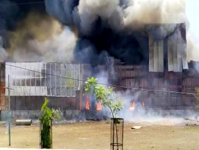 A terrible fire broke out in a factory in Hingna due to an 'electric panel'; Relatives of the deceased in medical are angry | ‘या’ कारणामुळे हिंगण्यातील कारखान्यात घडले भीषण अग्नितांडव; मेडिकलमध्ये मृतांचे नातेवाईक संतप्त A terrible fire broke out in a factory in Hingna due to an 'electric panel'; Relatives of the deceased in medical are angry | ‘या’ कारणामुळे हिंगण्यातील कारखान्यात घडले भीषण अग्नितांडव; मेडिकलमध्ये मृतांचे नातेवाईक संतप्त