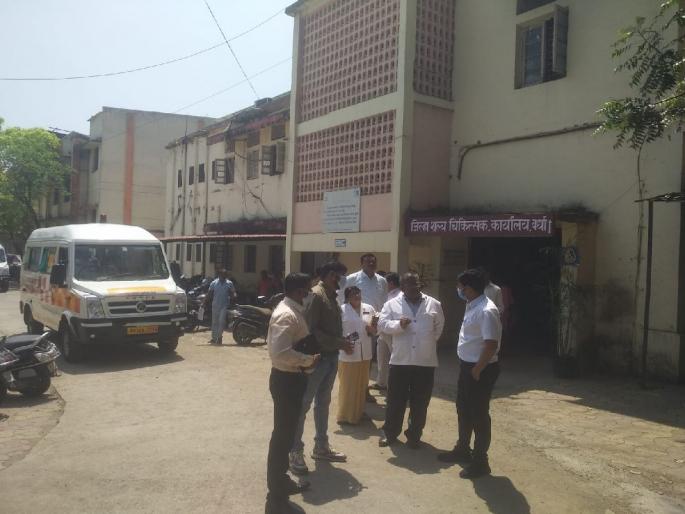 Collector's 'surprise visit' to district hospital during employees strike for old pension | कार्यरतांचे वाढविले मनोधैर्य; सीएसची केली कान उघाडणी! Collector's 'surprise visit' to district hospital during employees strike for old pension | कार्यरतांचे वाढविले मनोधैर्य; सीएसची केली कान उघाडणी!