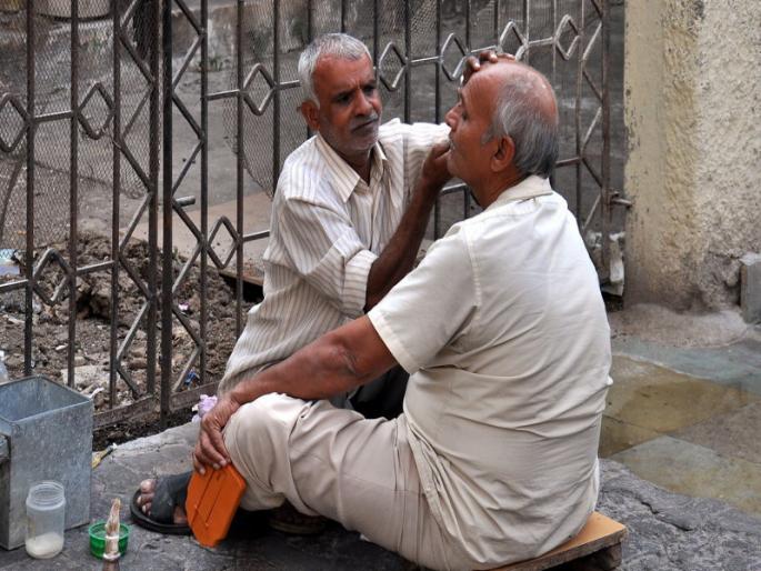 Beard, cutting costs expensive : meeting on Monday | दाढी, कटींग करणे पडणार महागात :सलून व्यावसायिक दरवाढीच्या पवित्र्यात  Beard, cutting costs expensive : meeting on Monday | दाढी, कटींग करणे पडणार महागात :सलून व्यावसायिक दरवाढीच्या पवित्र्यात