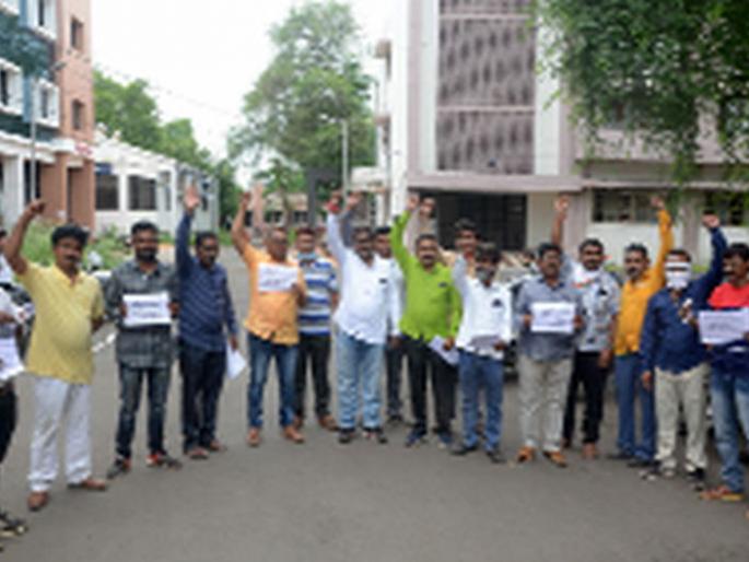 Movement for various demands including reservation | आरक्षणासह विविध मागण्यांसाठी आंदोलन Movement for various demands including reservation | आरक्षणासह विविध मागण्यांसाठी आंदोलन