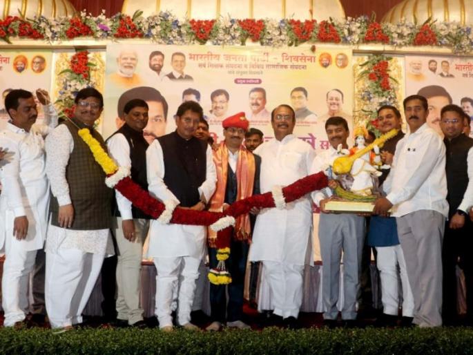 Teacher MLA Dnyaneshwar Mhatre received civil honor from Education Minister Deepak Kesarkar | शिक्षणमंत्र्यांकडून शिक्षक आमदार ज्ञानेश्वर म्हात्रे यांचा नागरी सत्कार Teacher MLA Dnyaneshwar Mhatre received civil honor from Education Minister Deepak Kesarkar | शिक्षणमंत्र्यांकडून शिक्षक आमदार ज्ञानेश्वर म्हात्रे यांचा नागरी सत्कार