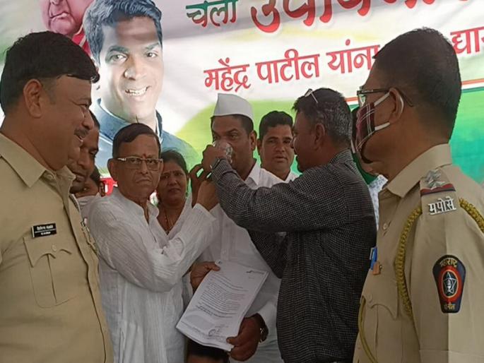Success of Kharbaw Sarpanch's fast; Toll Naka on Chinchoti Mankoli Highway closed | खारबाव सरपंच यांच्या उपोषण आंदोलनाला यश; चिंचोटी मानकोली महामार्गावरील टोल नाका झाला बंद Success of Kharbaw Sarpanch's fast; Toll Naka on Chinchoti Mankoli Highway closed | खारबाव सरपंच यांच्या उपोषण आंदोलनाला यश; चिंचोटी मानकोली महामार्गावरील टोल नाका झाला बंद
