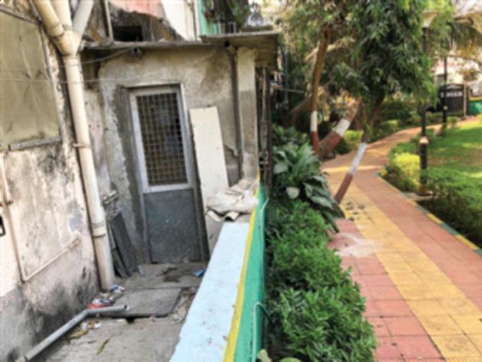 Residential construction on Ghansoli sewerage lines | घणसोलीत मलनिःसारण वाहिन्यांवर निवासी बांधकाम Residential construction on Ghansoli sewerage lines | घणसोलीत मलनिःसारण वाहिन्यांवर निवासी बांधकाम