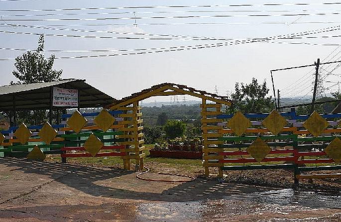 the creativity through solid waste management in a garden in bhadravati | कचऱ्याला कल्पकतेचा स्पर्श; प्लास्टिक पिलरने बनविली उद्यानाची सुरक्षा सीमा the creativity through solid waste management in a garden in bhadravati | कचऱ्याला कल्पकतेचा स्पर्श; प्लास्टिक पिलरने बनविली उद्यानाची सुरक्षा सीमा