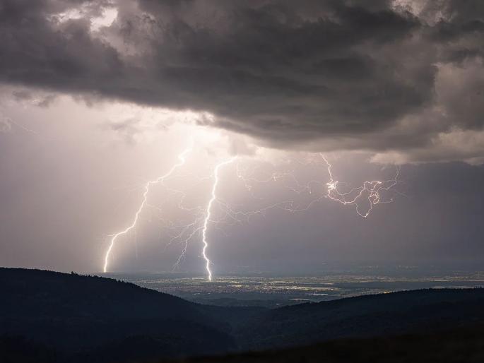 A tourist from Kerala died due to lightning strike at Miramar beach | मिरामार किनाऱ्यावर वीज कोसळून केरळ येथील पर्यटकाचा मृत्यू A tourist from Kerala died due to lightning strike at Miramar beach | मिरामार किनाऱ्यावर वीज कोसळून केरळ येथील पर्यटकाचा मृत्यू