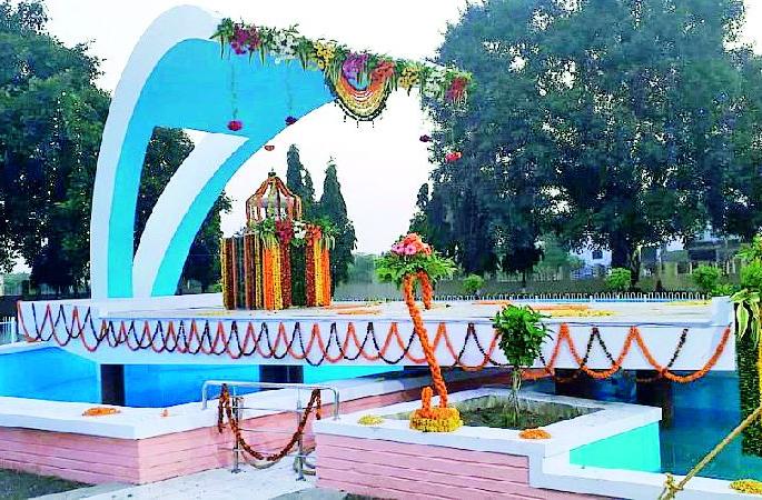 tribute to rashtrasant tukadoji maharaj by devotees on his 53rd death anniversary | राष्ट्रसंत श्री तुकडोजी महाराजांचा ५३ वा पुण्यतिथी महोत्सव; गुरुदेवभक्तांची मौन श्रद्धांजली tribute to rashtrasant tukadoji maharaj by devotees on his 53rd death anniversary | राष्ट्रसंत श्री तुकडोजी महाराजांचा ५३ वा पुण्यतिथी महोत्सव; गुरुदेवभक्तांची मौन श्रद्धांजली