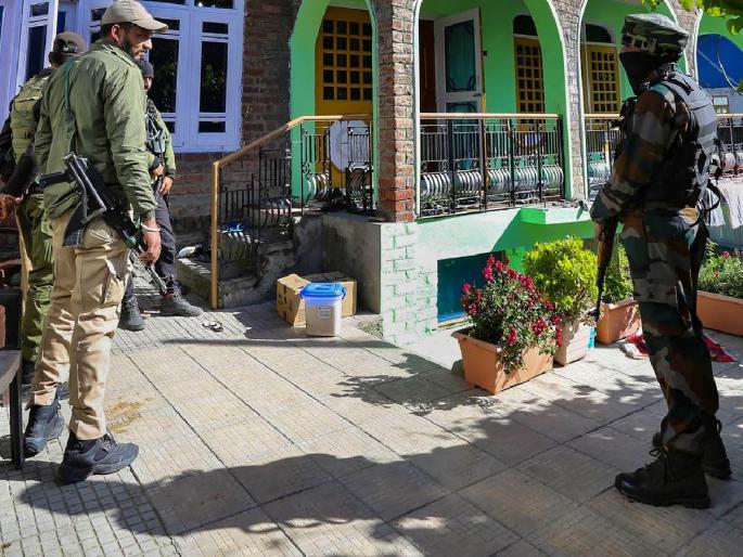 NIA raids underway at four places in J&K's Pulwama | NIA'ची मोठी कारवाई! जम्मू-काश्मीरमधील पुलवामामध्ये चार ठिकाणी छापे NIA raids underway at four places in J&K's Pulwama | NIA'ची मोठी कारवाई! जम्मू-काश्मीरमधील पुलवामामध्ये चार ठिकाणी छापे