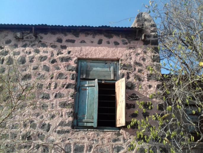 The school in the lower house of 1942; Dangers are dangerous for the classroom and students learn to take their lives | निंभोरेतील शाळा १९४२ सालातील; वर्गखोल्या झाल्या धोकादायक, जीव मुठीत घेऊन शिकतात विद्यार्थी The school in the lower house of 1942; Dangers are dangerous for the classroom and students learn to take their lives | निंभोरेतील शाळा १९४२ सालातील; वर्गखोल्या झाल्या धोकादायक, जीव मुठीत घेऊन शिकतात विद्यार्थी