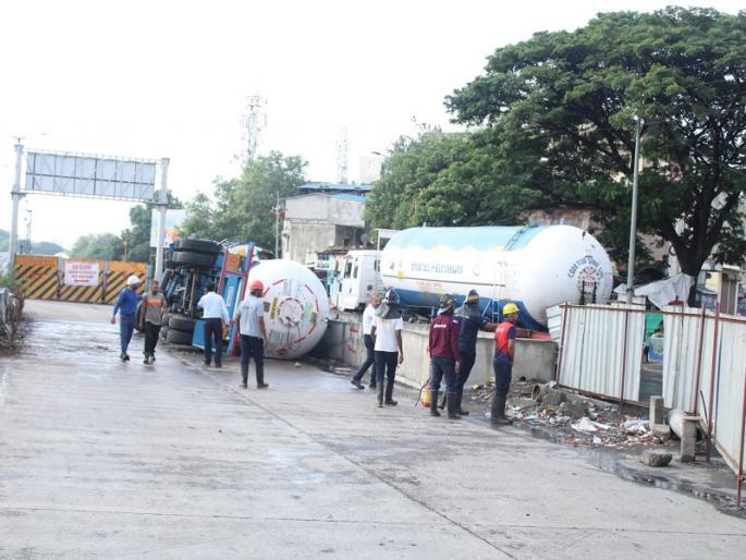 Nigdi Accident: A case against the driver in the tanker accident in Nigdi | Nigdi Accident: निगडीतील टँकर अपघातप्रकरणी चालकावर गुन्हा Nigdi Accident: A case against the driver in the tanker accident in Nigdi | Nigdi Accident: निगडीतील टँकर अपघातप्रकरणी चालकावर गुन्हा