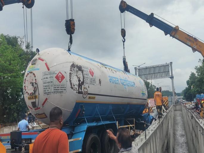 Nigdi Accident Six bombs and four cranes maximum, what happened, how it happened is discussed in the area | Nigdi Accident: सहा बंब आणि चार क्रेनची कमाल काय घडलं, कस घडलं परिसरात चर्चा Nigdi Accident Six bombs and four cranes maximum, what happened, how it happened is discussed in the area | Nigdi Accident: सहा बंब आणि चार क्रेनची कमाल काय घडलं, कस घडलं परिसरात चर्चा