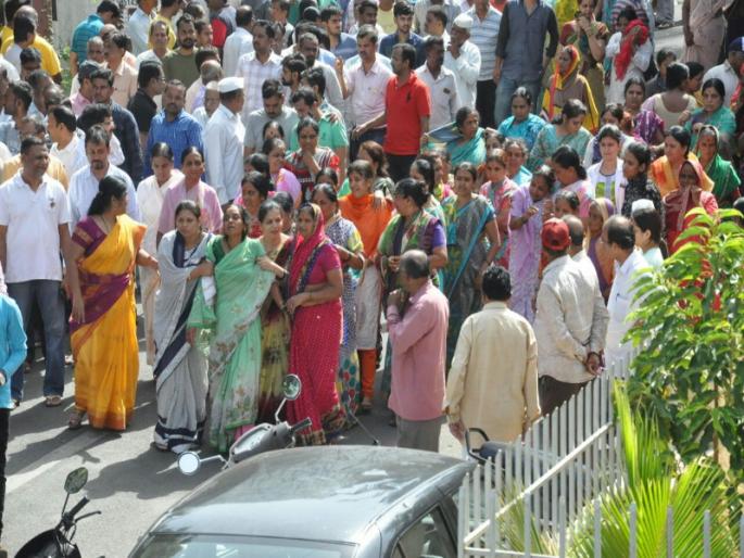 When tears are torn to the crematorium ... | जेव्हा स्मशानभूमीलाही अश्रू अनावर होतात... When tears are torn to the crematorium ... | जेव्हा स्मशानभूमीलाही अश्रू अनावर होतात...