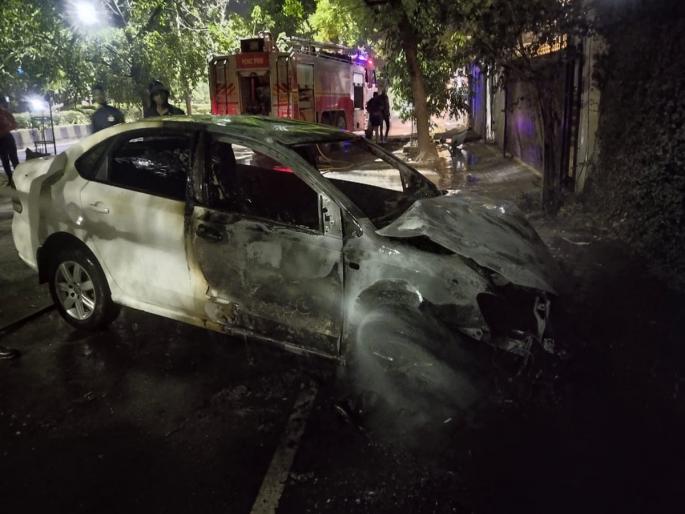 The involved speeding four-wheeler crashed into the guard wall of the bungalow, the vehicle burst into flames | निगडीत भरधाव चारचाकी बंगल्याच्या संरक्षक भिंतीला धडकली, वाहन आगीत खाक The involved speeding four-wheeler crashed into the guard wall of the bungalow, the vehicle burst into flames | निगडीत भरधाव चारचाकी बंगल्याच्या संरक्षक भिंतीला धडकली, वाहन आगीत खाक