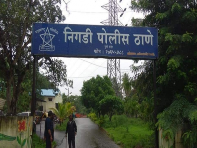 After being released on bail flowers were scattered fireworks were set off Nigdi police made a fuss | जामिनावर बाहेर आल्यानंतर फुलांची उधळण, फटाक्यांची आतिषबाजी; निगडी पोलिसांनी काढली धिंड After being released on bail flowers were scattered fireworks were set off Nigdi police made a fuss | जामिनावर बाहेर आल्यानंतर फुलांची उधळण, फटाक्यांची आतिषबाजी; निगडी पोलिसांनी काढली धिंड