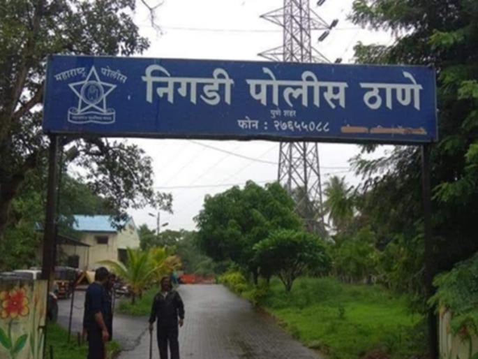 Argument between the two groups in the police station, the police were pushed; Five people were arrested | पोलिस ठाण्यात दोन्ही गटांचा वाद, पोलिसाला धक्काबुक्की; पाच जणांना अटक Argument between the two groups in the police station, the police were pushed; Five people were arrested | पोलिस ठाण्यात दोन्ही गटांचा वाद, पोलिसाला धक्काबुक्की; पाच जणांना अटक