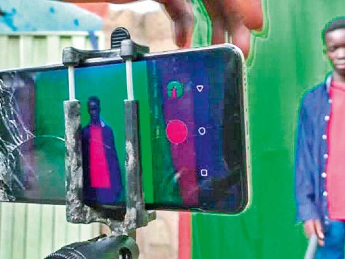 Nigerian Teens Create Sci-Fi With Smartphone | साध्या मोबाईलवर सायफाय शॉर्टफिल्म शूट करणारे नायजेरियाचे सिनेमाबहाद्दर!