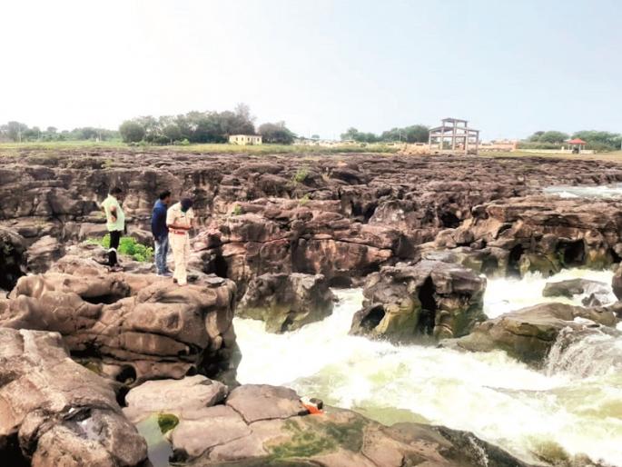 The rickshaw driver was carried to Nighoj Kunda, search by administration started | निघोज कुंडात रिक्षा चालक वाहून गेला, प्रशासनाकडून शोध सुरू The rickshaw driver was carried to Nighoj Kunda, search by administration started | निघोज कुंडात रिक्षा चालक वाहून गेला, प्रशासनाकडून शोध सुरू