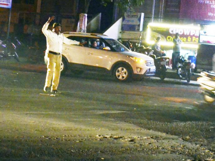 Solapur of the night; Someone is waiting for you at home, the traffic police alone say | रात्रीचे सोलापूर ; घरी कुणीतरी तुमची वाट पाहतंय, सांगणारा ट्रॅफिक पोलीस एकटाच