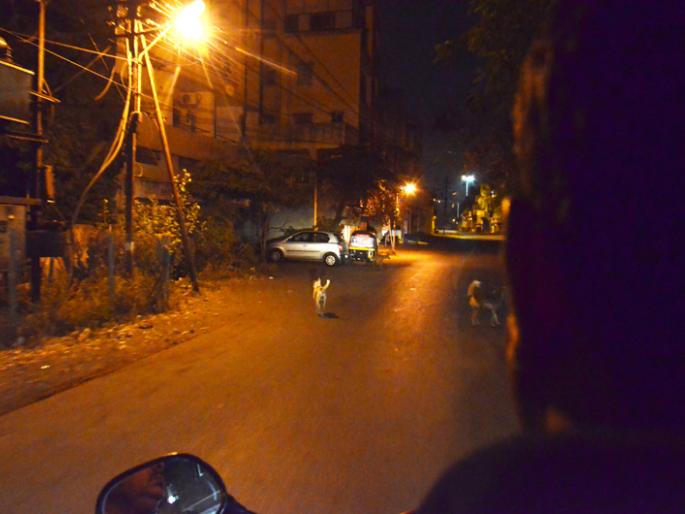 Solapur of the night; 'Leave it, let me die', the quenching of the poisonous 'civil' | रात्रीचं सोलापूर ; ‘येऽ सोडा, मला मरू द्या’, विषप्राशन केलेल्याचा ‘सिव्हिल’मध्ये आक्रोश Solapur of the night; 'Leave it, let me die', the quenching of the poisonous 'civil' | रात्रीचं सोलापूर ; ‘येऽ सोडा, मला मरू द्या’, विषप्राशन केलेल्याचा ‘सिव्हिल’मध्ये आक्रोश