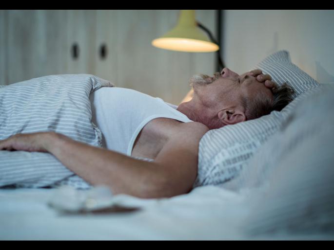 Reasons for sweating at night know the risk factors | रात्री झोपेत घाम येणं या गंभीर समस्यांचं आहे लक्षण, वेळीच सावध झालेलं बरं... Reasons for sweating at night know the risk factors | रात्री झोपेत घाम येणं या गंभीर समस्यांचं आहे लक्षण, वेळीच सावध झालेलं बरं...