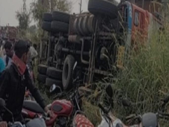 The shepherd was killed when his truck overturned in nigve kolhapur | साखरेची पोती भरलेला ट्रक अंगावर उलटल्याने मेंढपाळ ठार, निगवे येथील दुर्घटना The shepherd was killed when his truck overturned in nigve kolhapur | साखरेची पोती भरलेला ट्रक अंगावर उलटल्याने मेंढपाळ ठार, निगवे येथील दुर्घटना